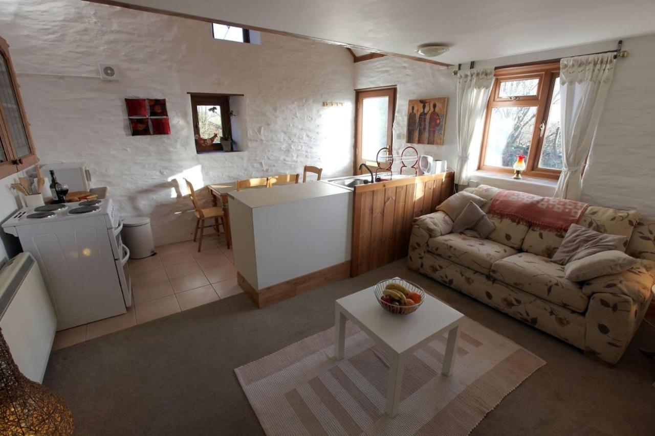 Inviting 2-Bed Cottage In Newcastle Emlyn Eksteriør bilde