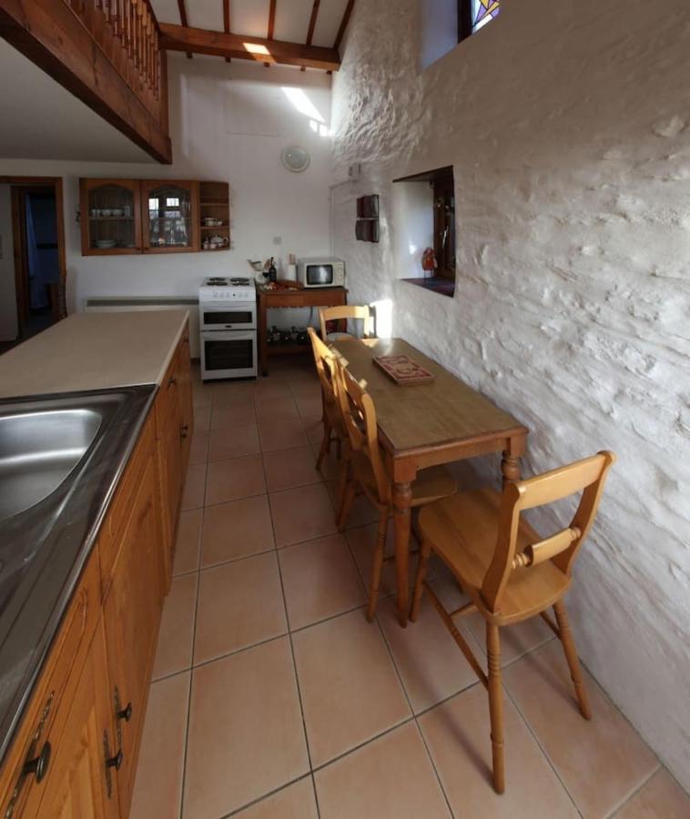 Inviting 2-Bed Cottage In Newcastle Emlyn Eksteriør bilde