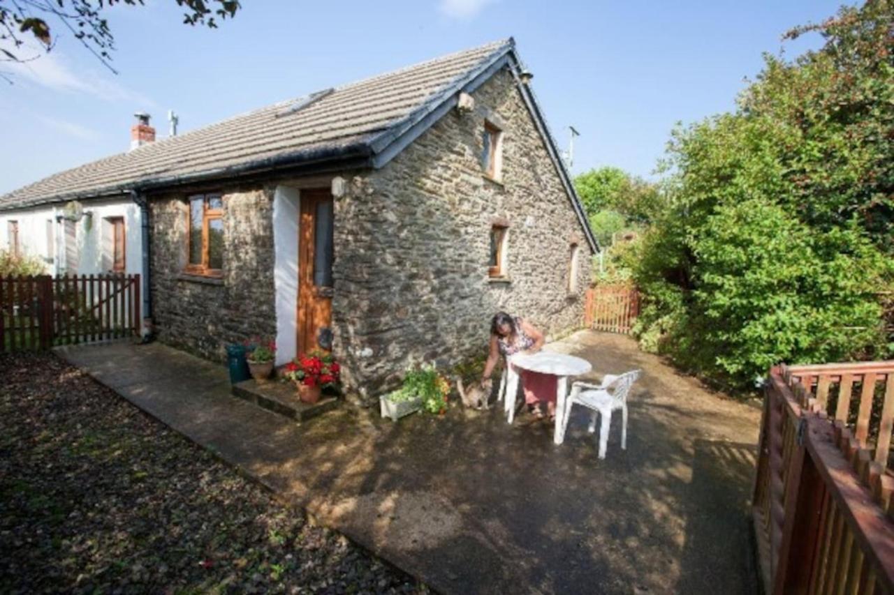 Inviting 2-Bed Cottage In Newcastle Emlyn Eksteriør bilde